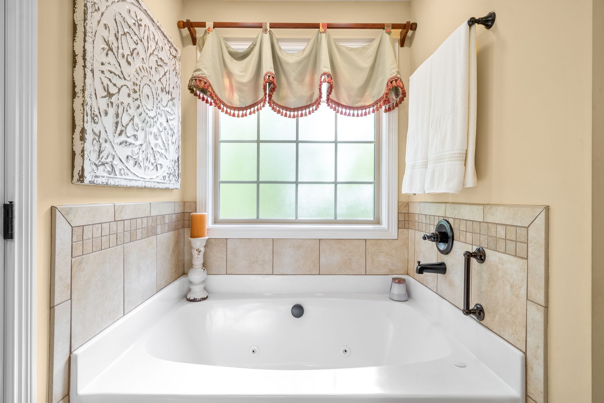470 Salem Ridge Road Clarksville, TN 37040 - Photo 28 of 69 a bathroom with a bathtub and a window