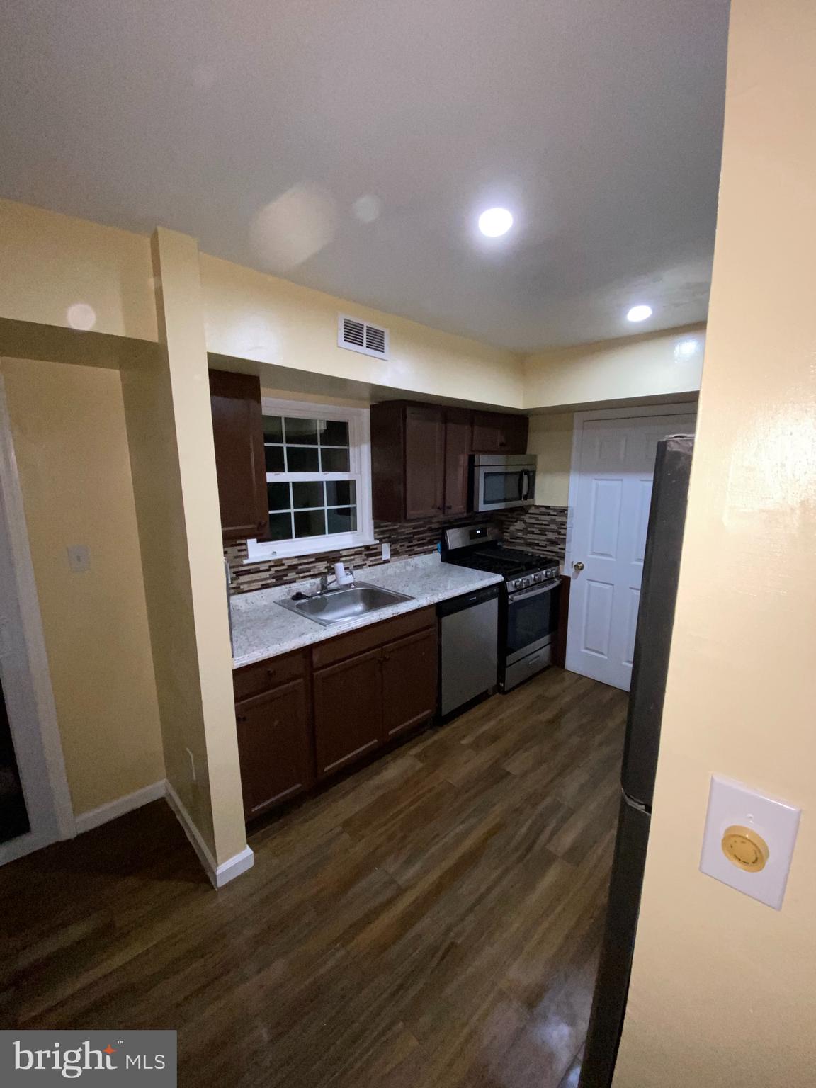 73 Farmhouse Road Sicklerville, NJ 08081 - Photo 3 of 35