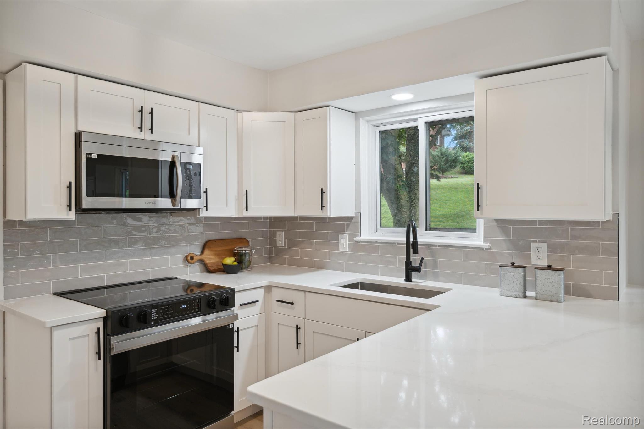 36669 Saxony Road Farmington, MI 48335 - Photo 11 of 40 Gallery Image 11