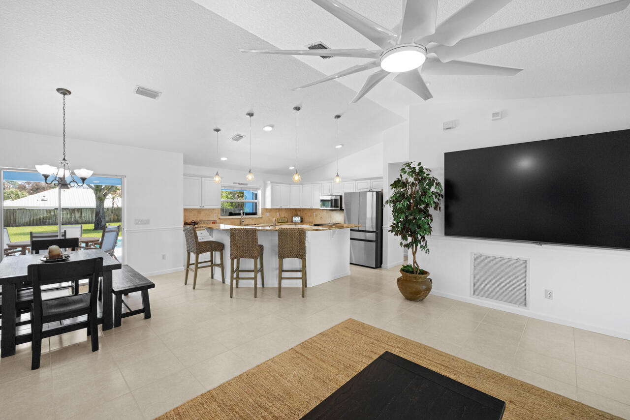 5064 Southeast Horseshoe Point Road Stuart, FL 34997 - Photo 6 of 38 5064 SE Horseshoe Pt-029