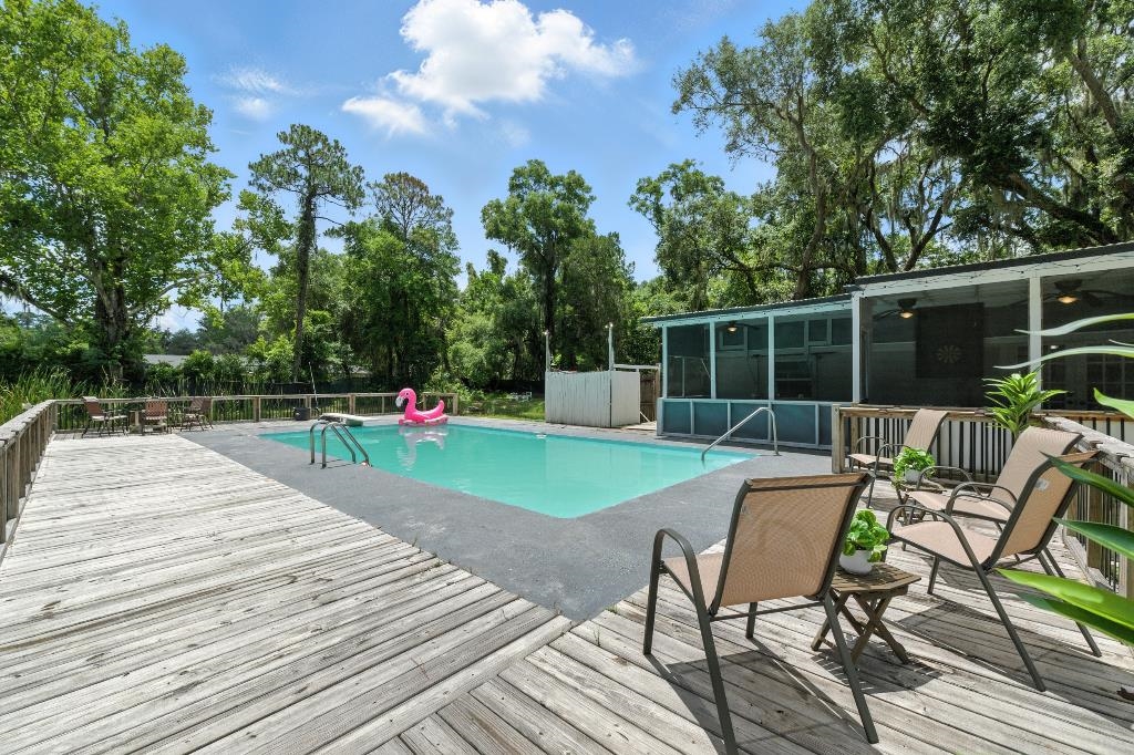 1637 Starratt Road Jacksonville, FL 32218 - Photo 13 of 44 a garden view with a seating space