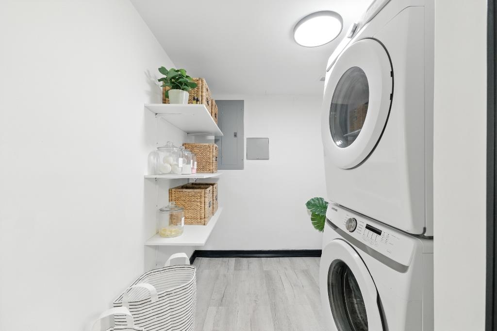 1637 Starratt Road Jacksonville, FL 32218 - Photo 21 of 44 a utility room with dryer and washer
