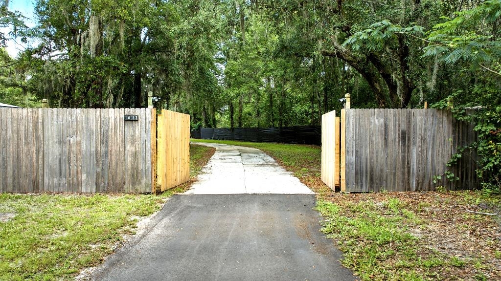 1637 Starratt Road Jacksonville, FL 32218 - Photo 39 of 44 a view of a backyard with garden