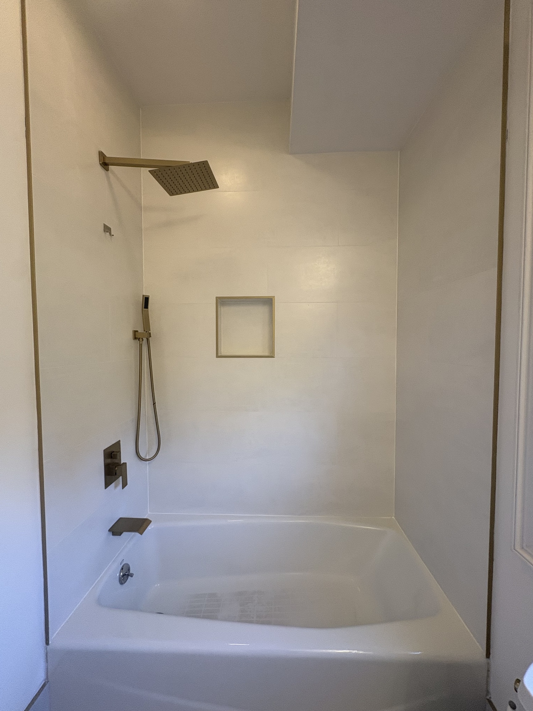 21 Seir Hill Road, Unit 6 Norwalk, CT 06850 - Photo 12 of 22 a bathroom with a bathtub