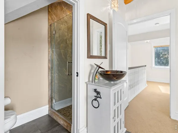 a view of entryway with bathroom