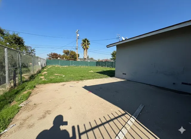 a view of a backyard