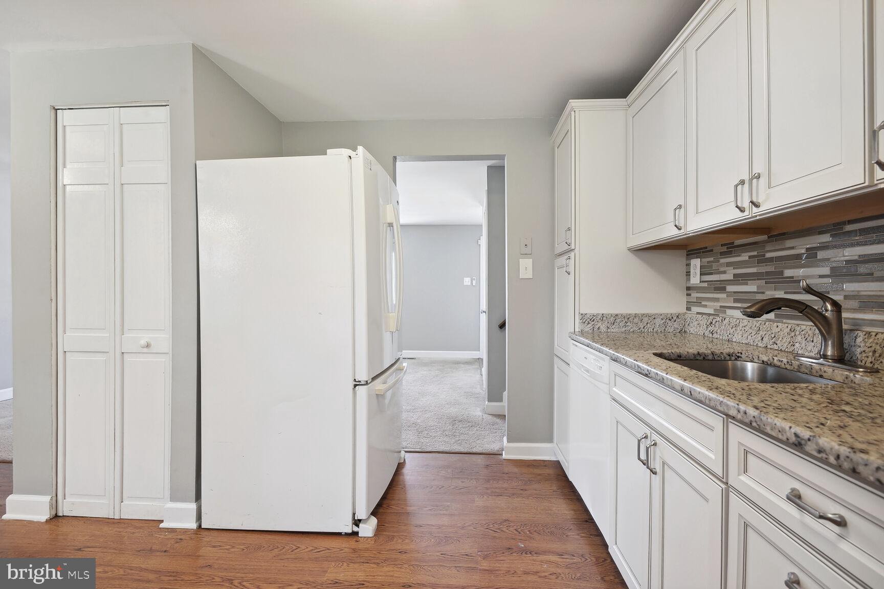 120 North Garfield Road Sterling, VA 20164 - Photo 7 of 19 Kitchen Cabinets, Tile Backsplash & Granite