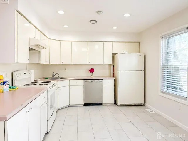 $2,600 | 167 E Concordia Circle, Monroe Township, NJ 08831