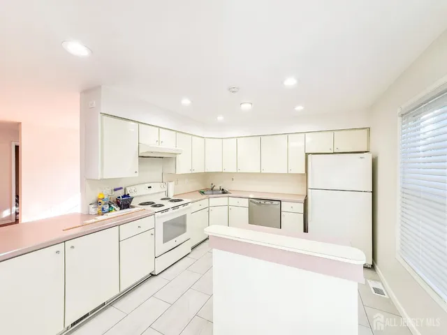 $2,600 | 167 E Concordia Circle, Monroe Township, NJ 08831