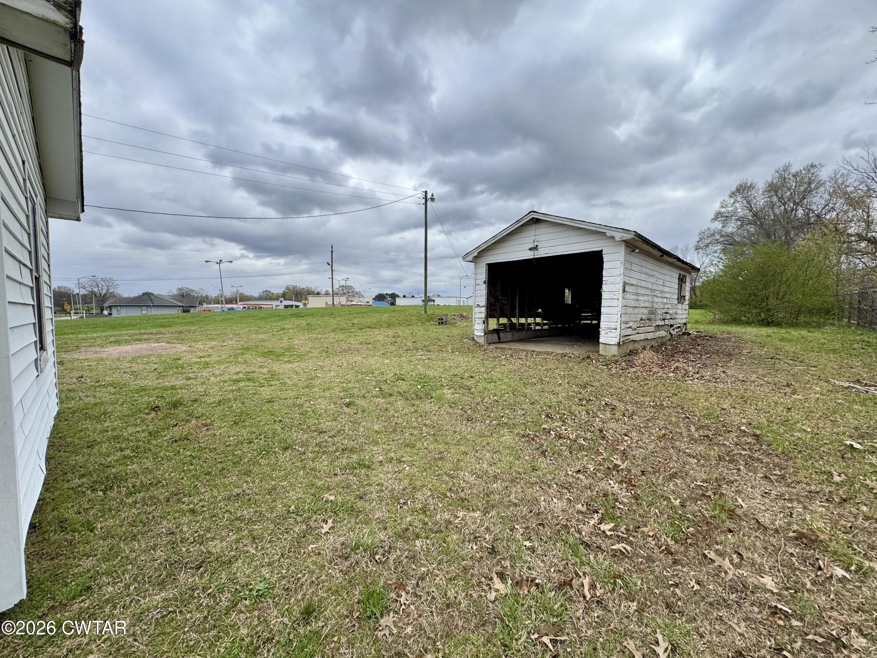 702 Gibson Road Trenton, TN 38382 - Photo 4 of 16 IMG_2303