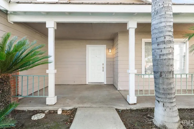 a view of entryway with a house