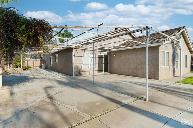 a view of a backyard with sitting area and furniture