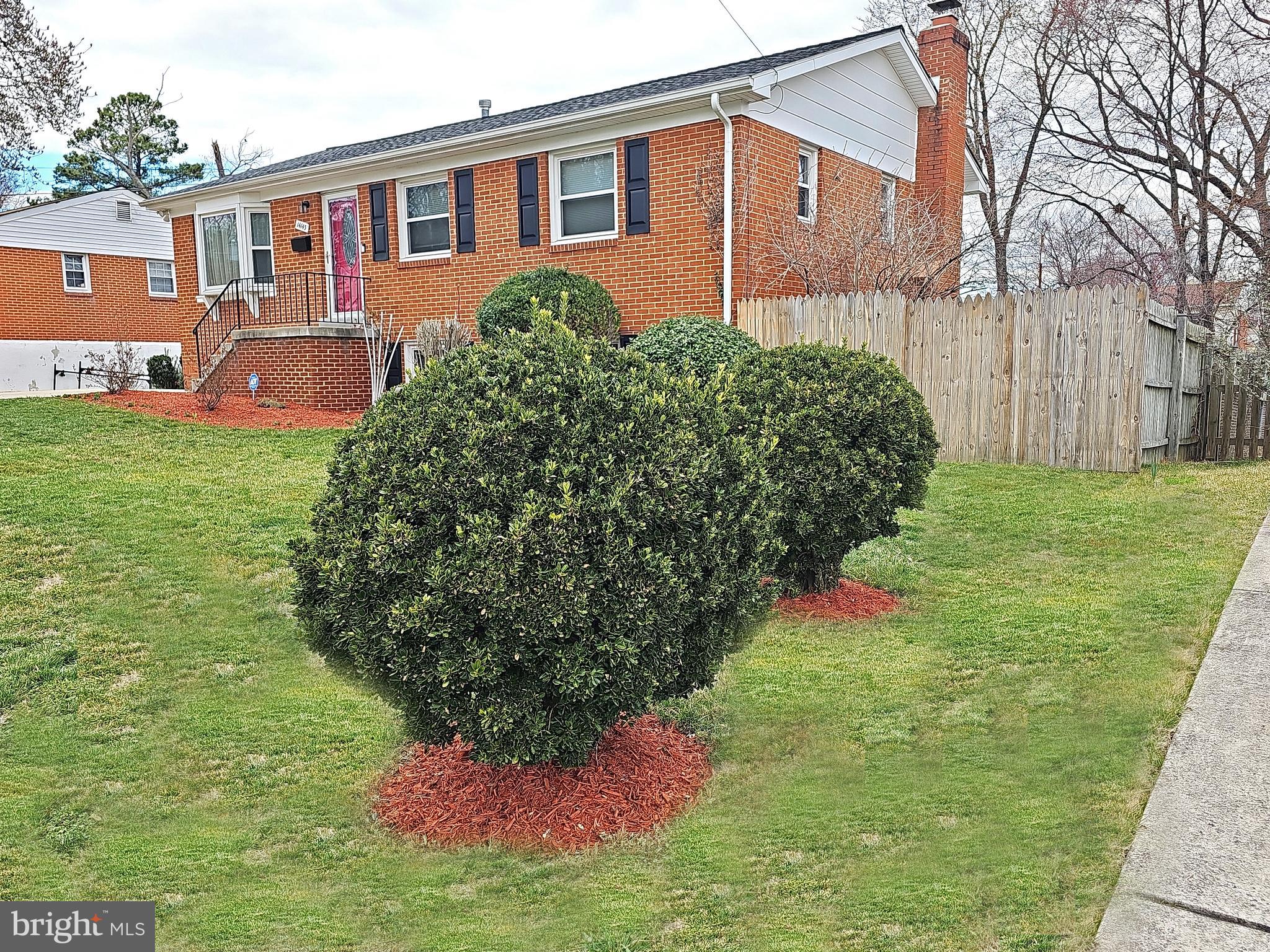14143 Grayson Road Woodbridge, VA 22191 - Photo 9 of 58 Large flat front yard