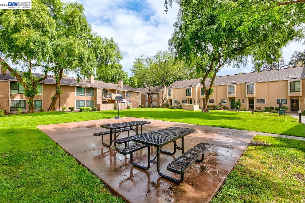 9005 Alcosta Boulevard, Unit 199 San Ramon, CA 94583 - Photo 53 of 57 a patio with table and chairs and a yard
