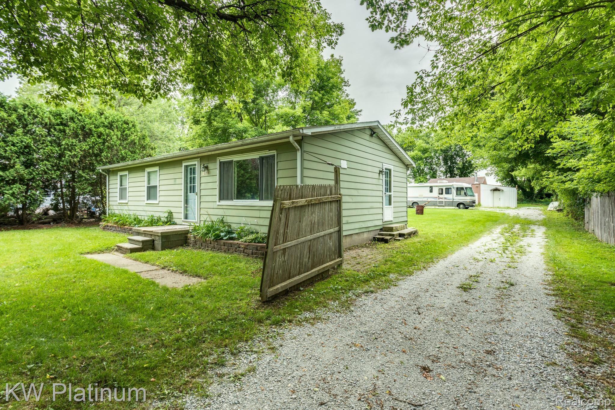 10706 Metcalf Road Yale, MI 48097 - Photo 5 of 26 10706 Metcalf Rd (4 of 28).jpg