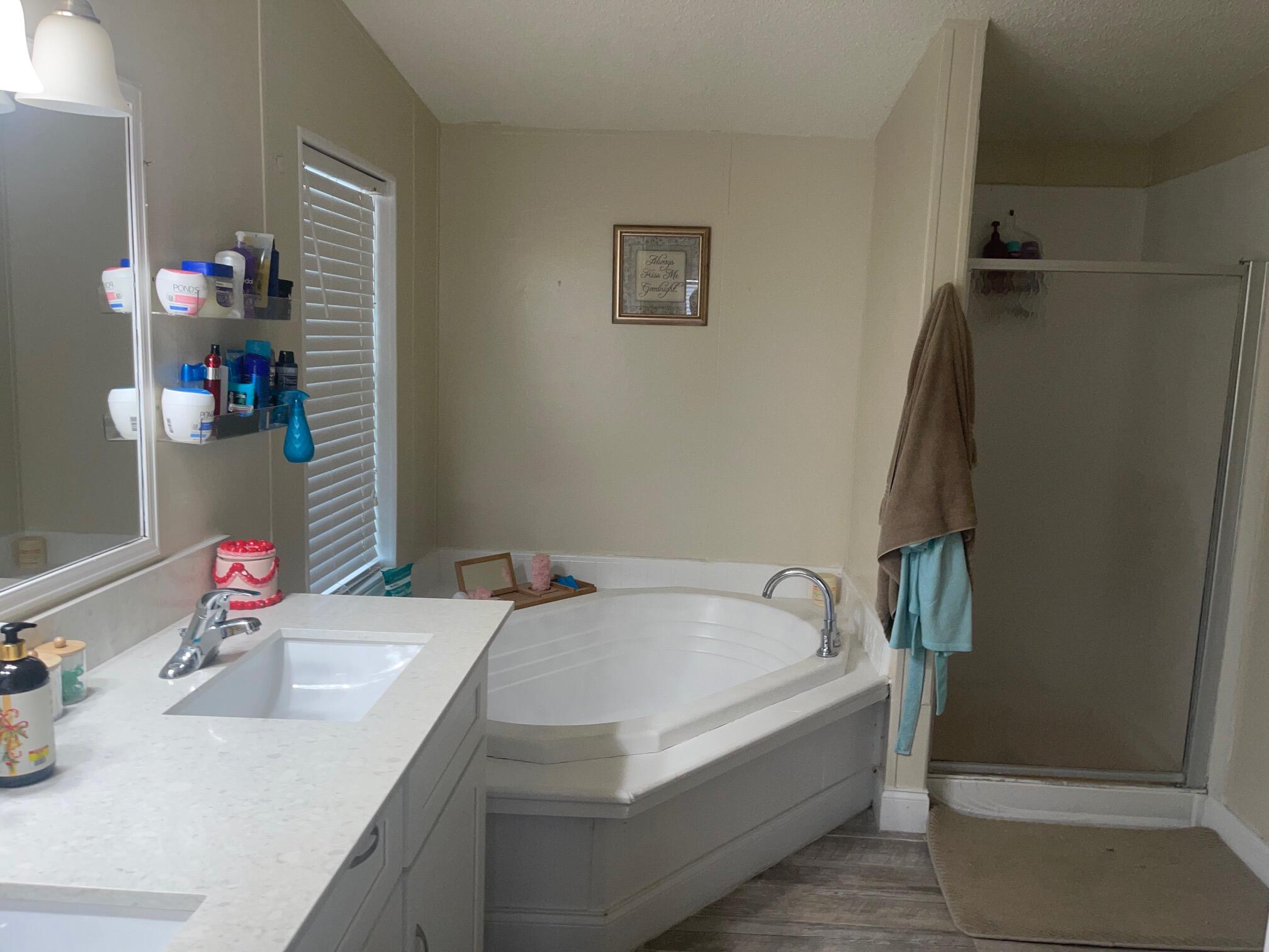 10552 Marina Way Boca Raton, FL 33428 - Photo 12 of 22 a bathroom with a sink and a bath tub