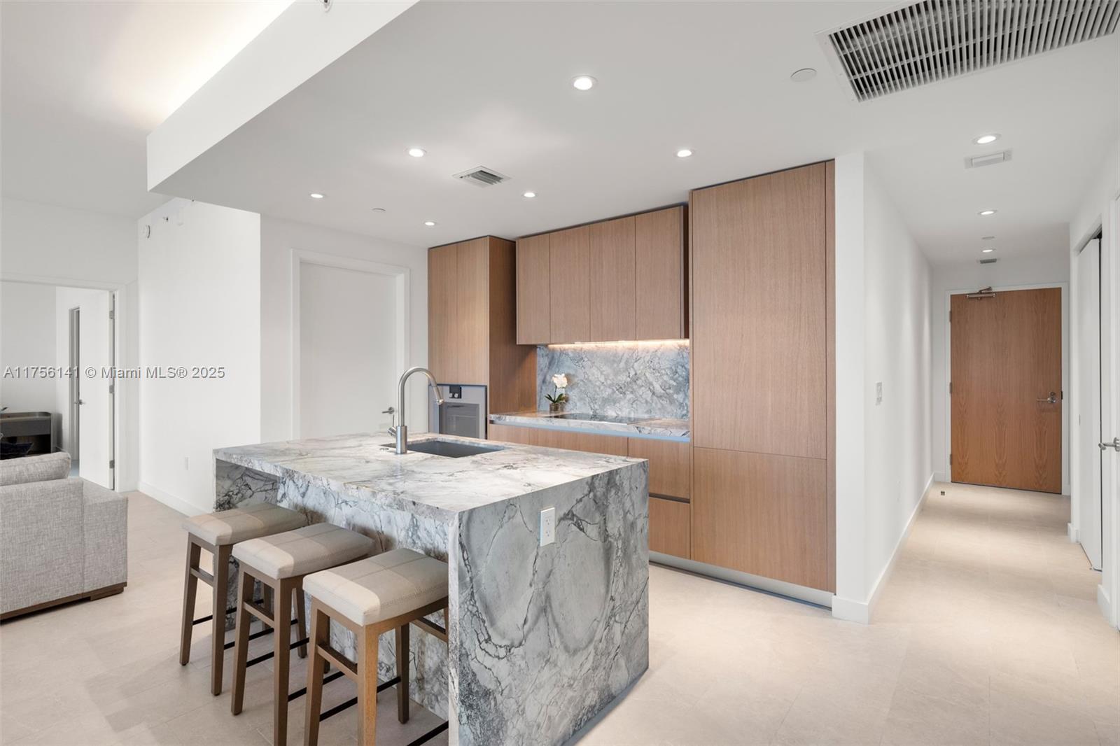 500 Alton Road, Unit 907 Miami Beach, FL 33139 - Photo 5 of 28