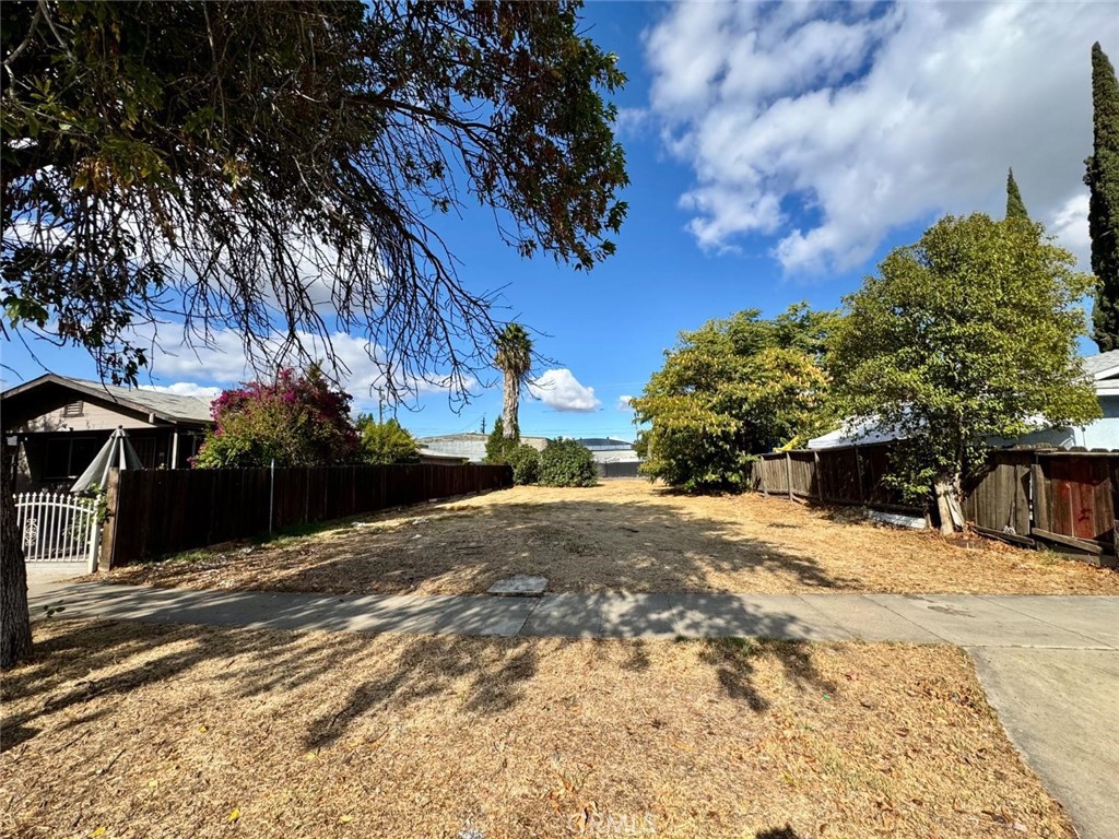 919 West 14th Street Merced, CA 95340 - Photo 2 of 3 a street view with residential house