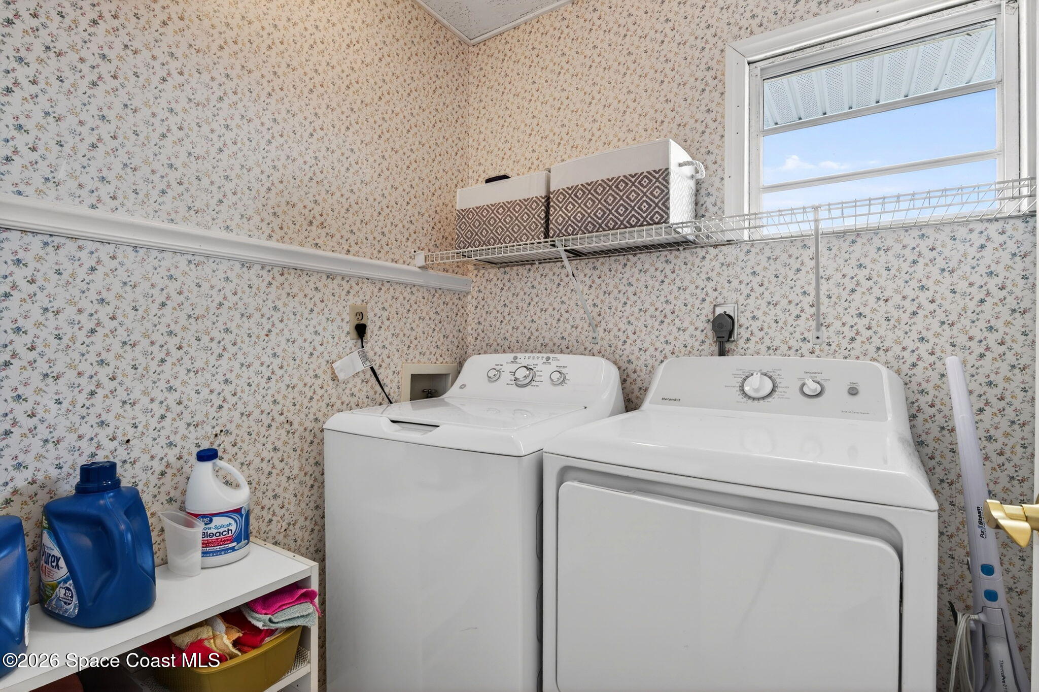 956 Waialae Circle Northeast Palm Bay, FL 32905 - Photo 38 of 45 a utility room with dryer and washer