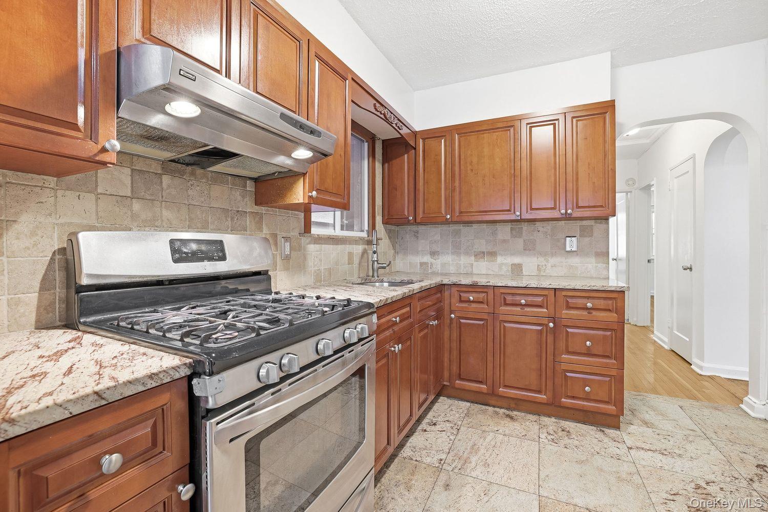4223 Digney Avenue Bronx, NY 10466 - Photo 8 of 39