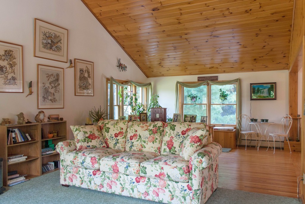 724 Bay Road Amherst, MA 01002 - Photo 2 of 30