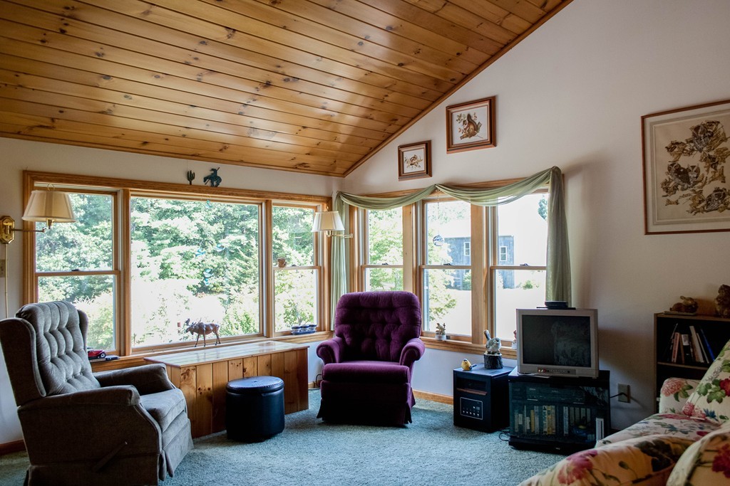 724 Bay Road Amherst, MA 01002 - Photo 5 of 30