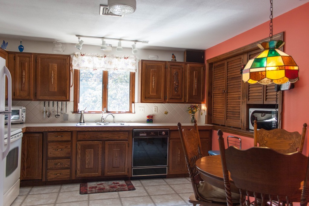 724 Bay Road Amherst, MA 01002 - Photo 10 of 30