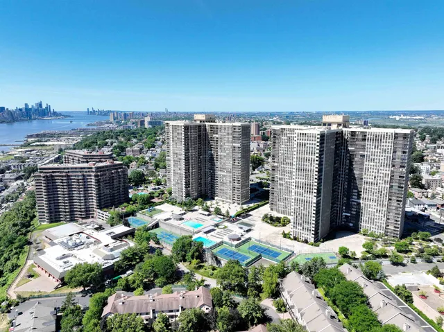 $2,700 | 300 Winston Drive, Unit 2906, Cliffside Park, NJ 07010