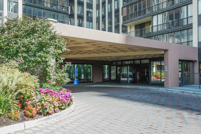 $2,700 | 300 Winston Drive, Unit 2906, Cliffside Park, NJ 07010