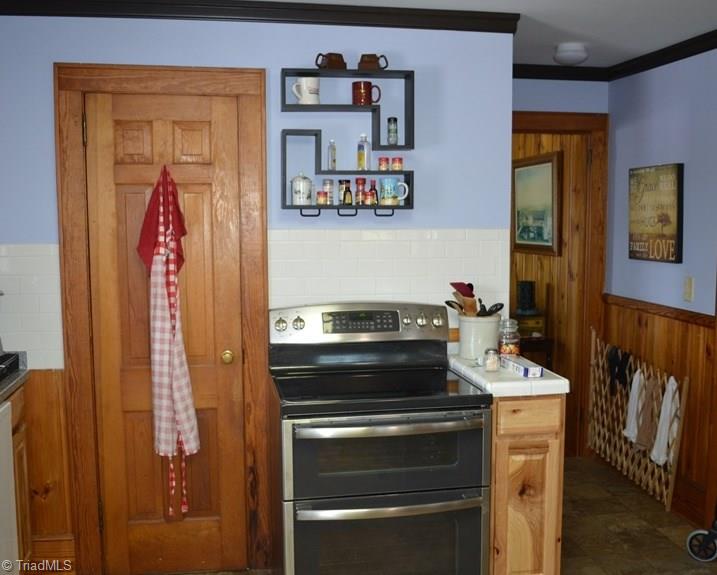 112 Cedarbrook Road Jonesville, NC 28642 - Photo 8 of 21 Newer oven, pantry door to left