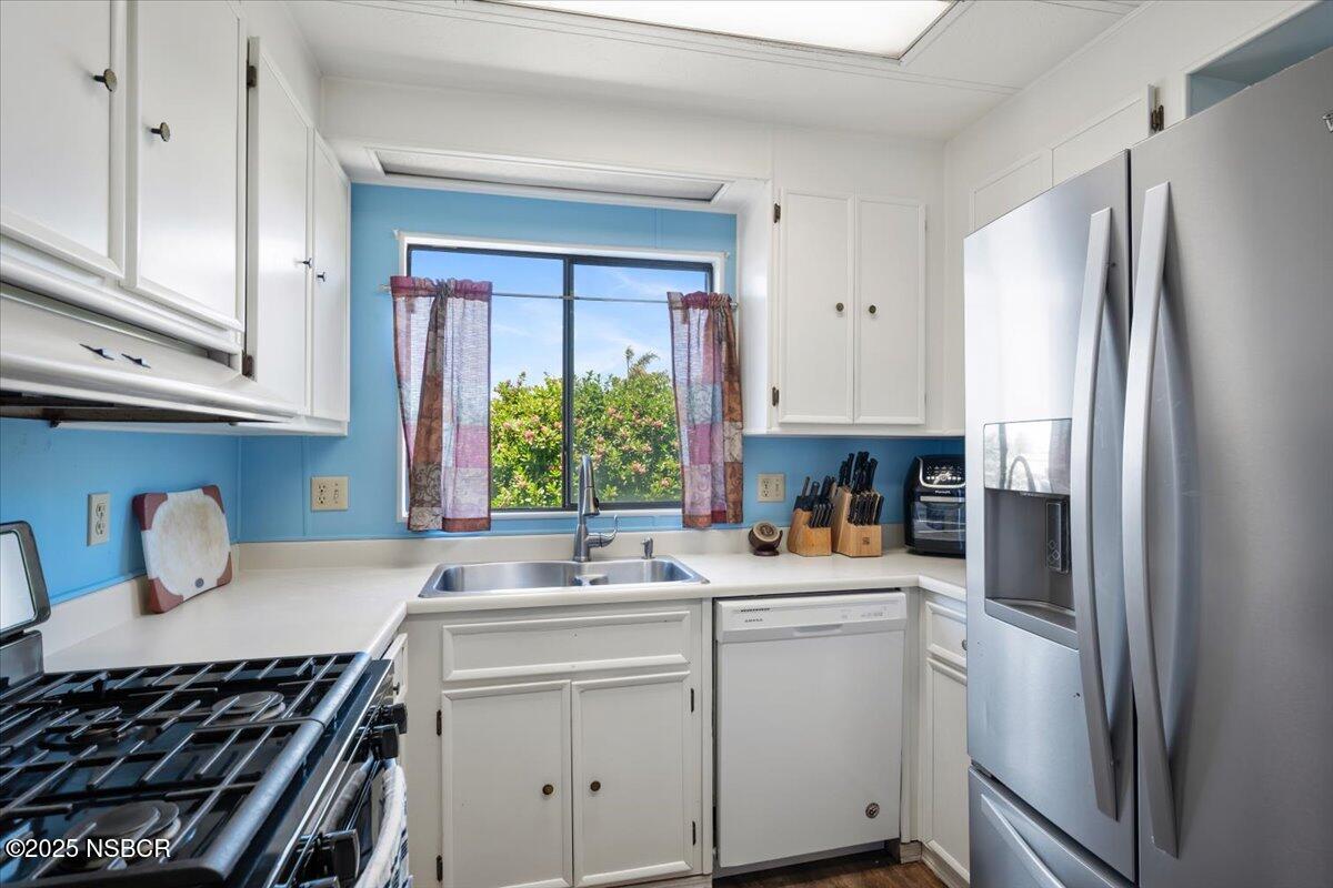 1104 Devonshire Place Santa Maria, CA 93455 - Photo 11 of 46 14-Kitchen