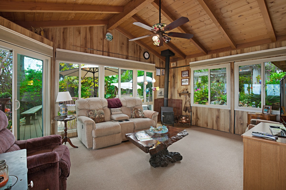 3442 Bumann Road Encinitas, CA 92024 - Photo 7 of 25 FAMILY ROOM WITH AMAZING VIEWS AND SURROUNDED BY EXPANSIVE DECK