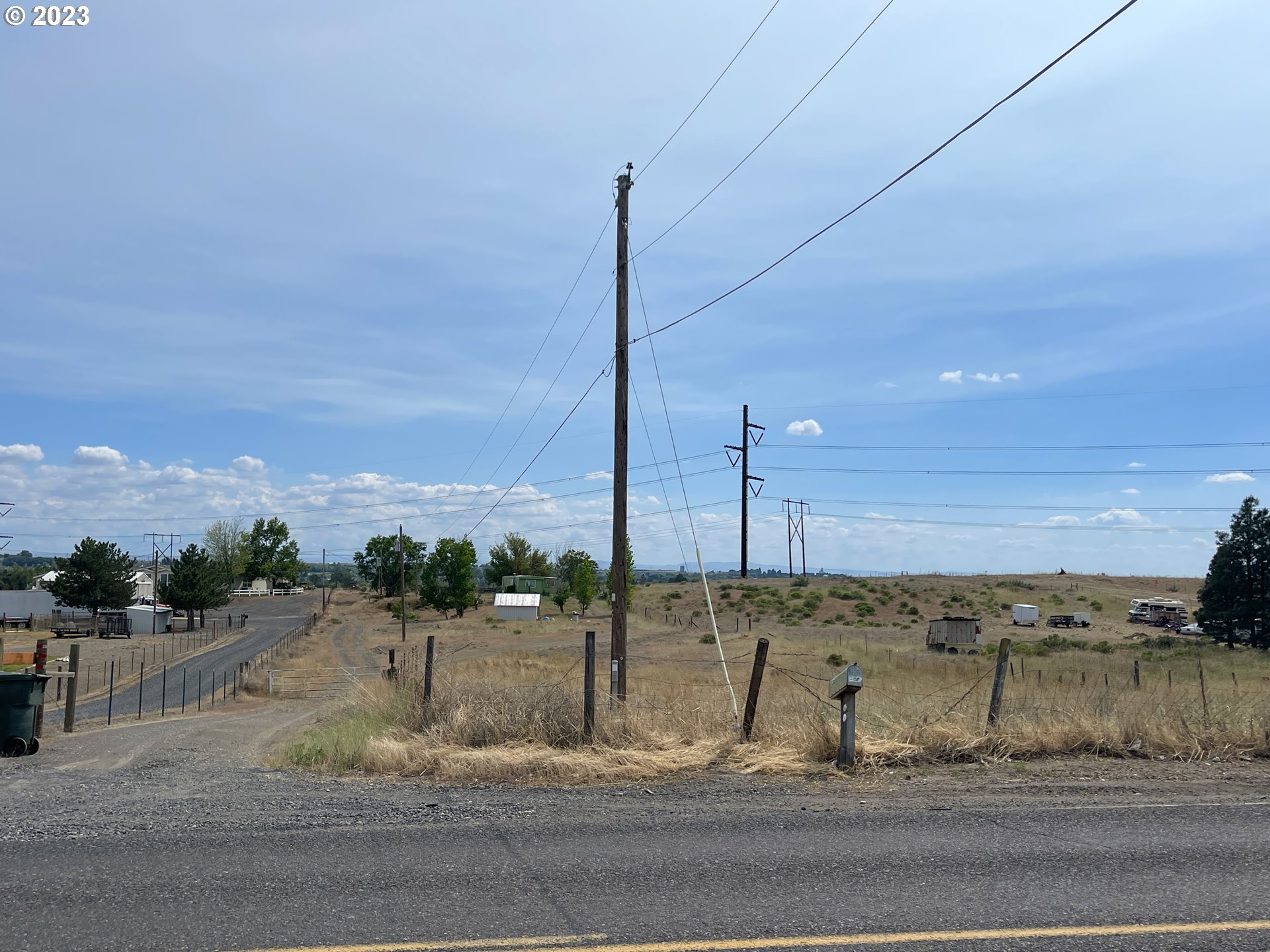 1380 East Punkin Center Road Hermiston, OR 97838 - Photo 1 of 5 a view of a road with ocean view