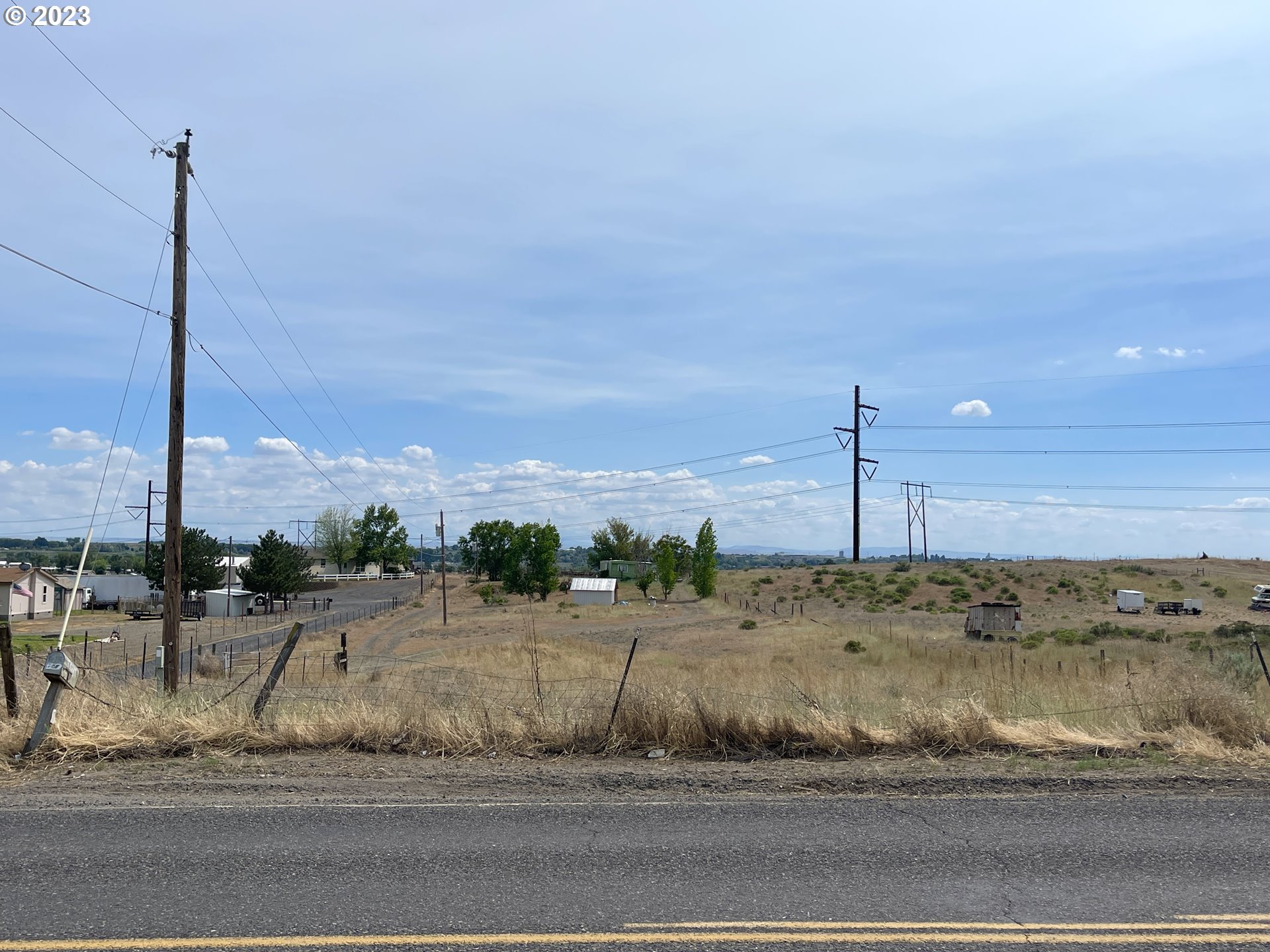 1380 East Punkin Center Road Hermiston, OR 97838 - Photo 3 of 5 a view of a road with a big yard