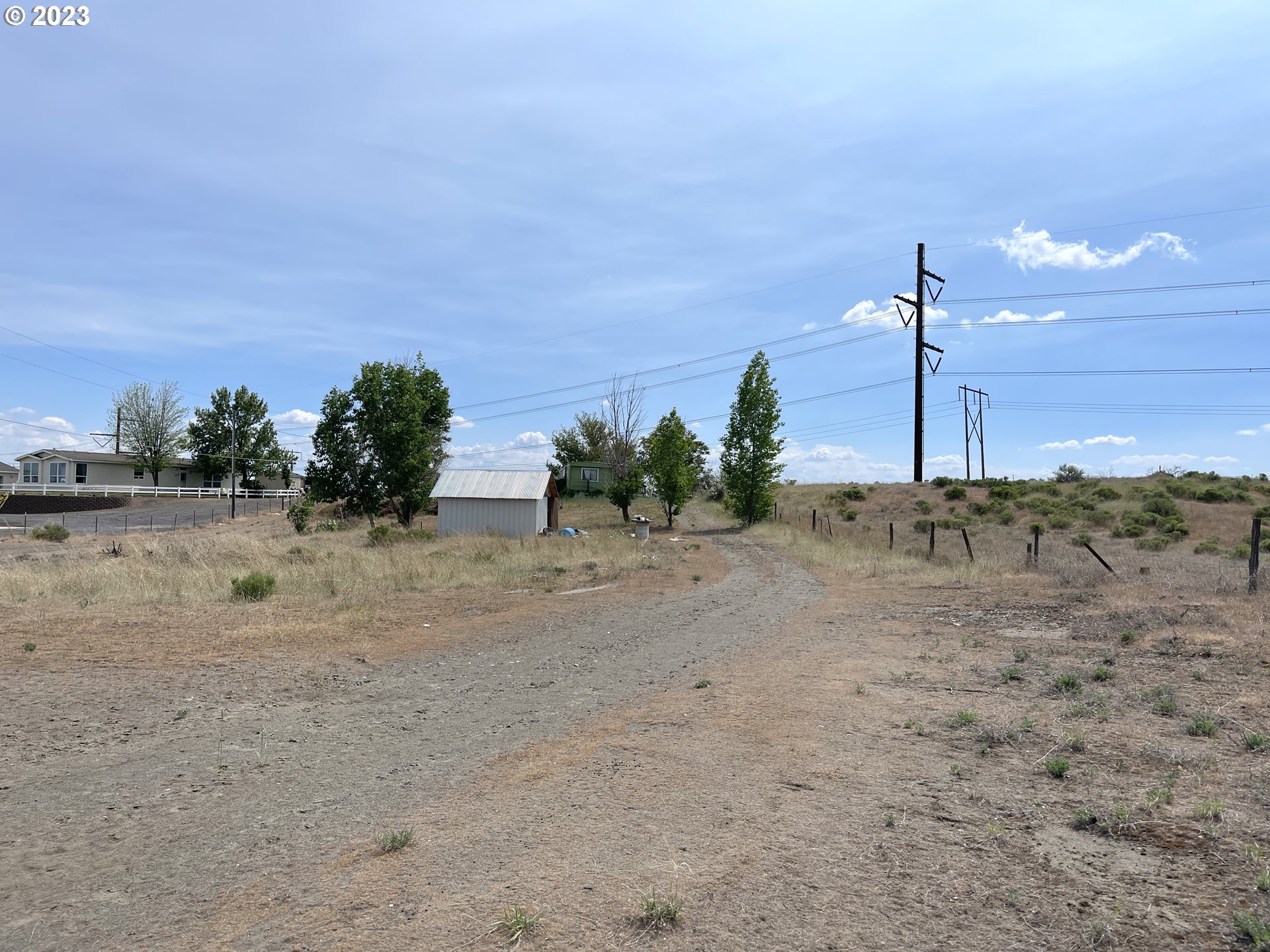 1380 East Punkin Center Road Hermiston, OR 97838 - Photo 4 of 5 a view of a dry yard with trees