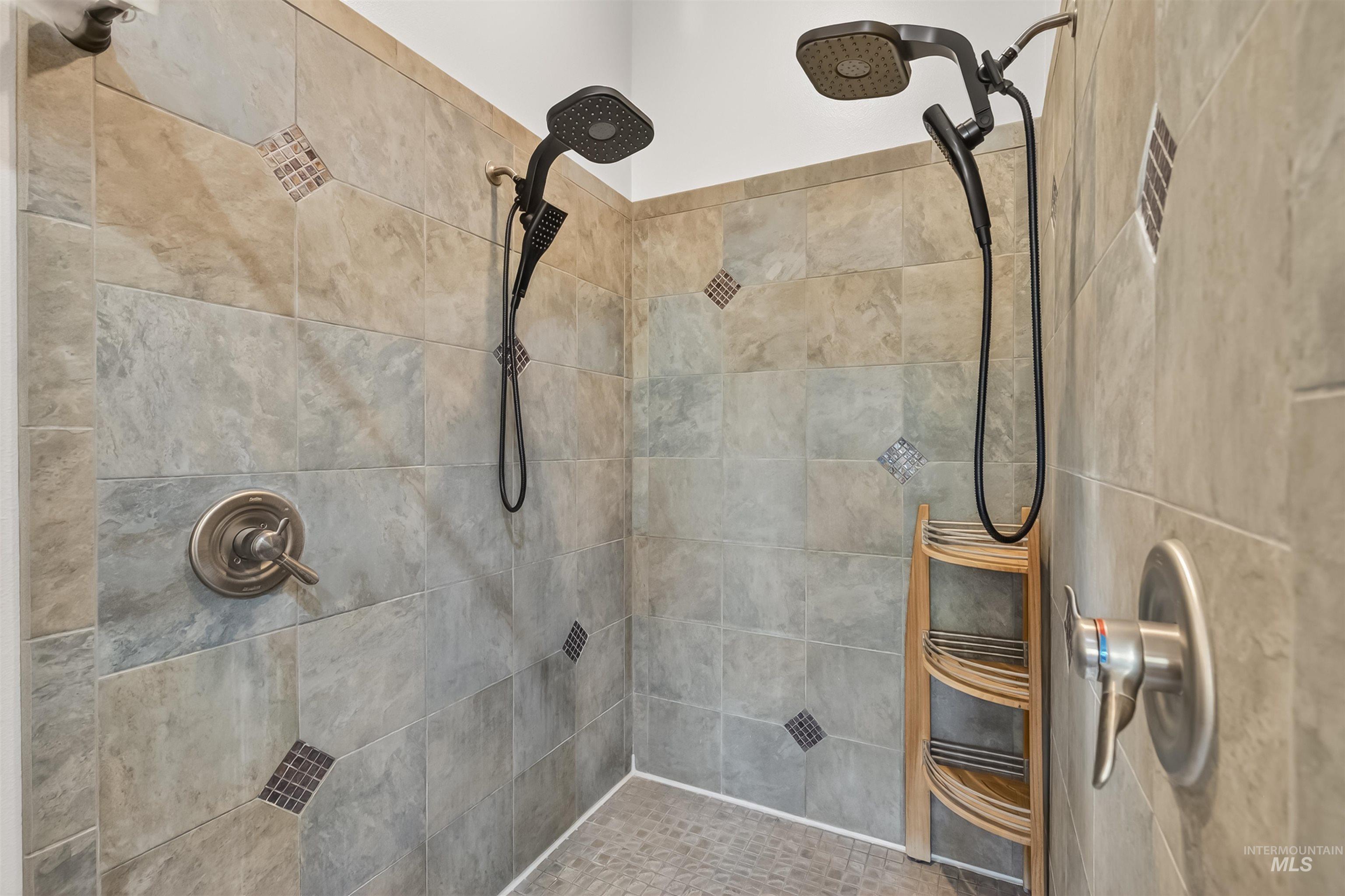 6382 Snake River Road Asotin, WA 99402 - Photo 11 of 34 Bathroom featuring a tile shower