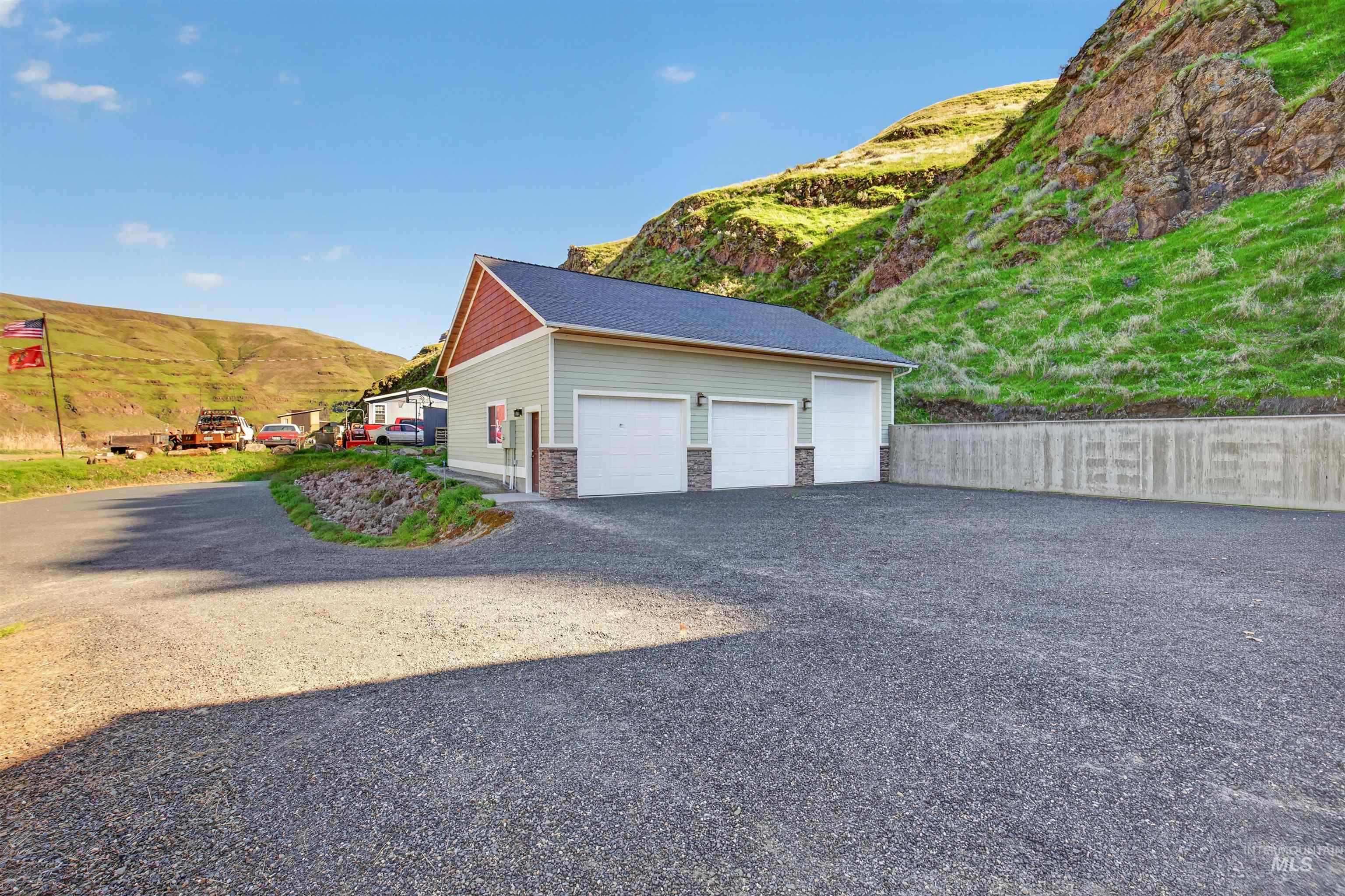 6382 Snake River Road Asotin, WA 99402 - Photo 3 of 34 Detached garage featuring a mountain view