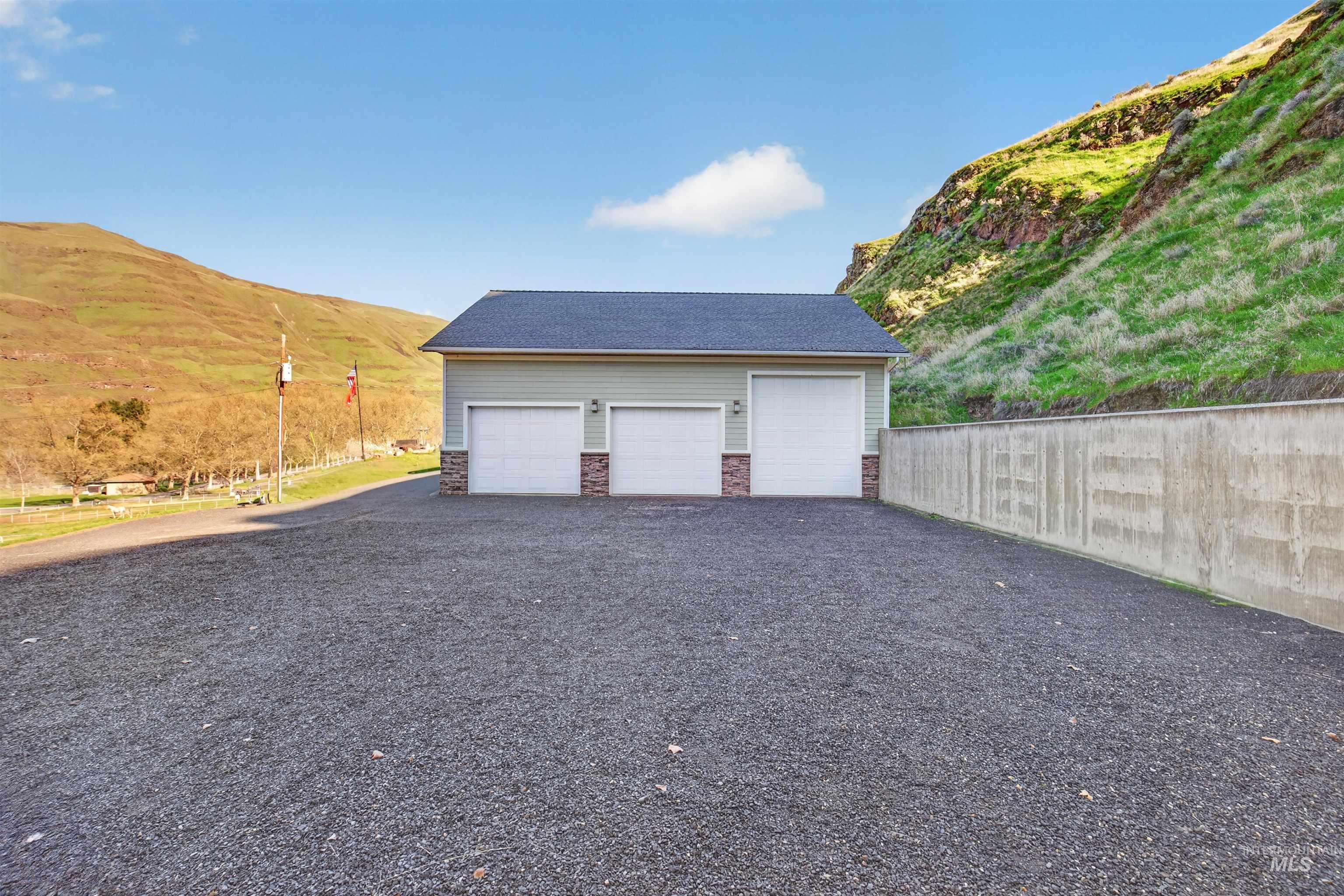 6382 Snake River Road Asotin, WA 99402 - Photo 33 of 34 Detached garage featuring a mountain view