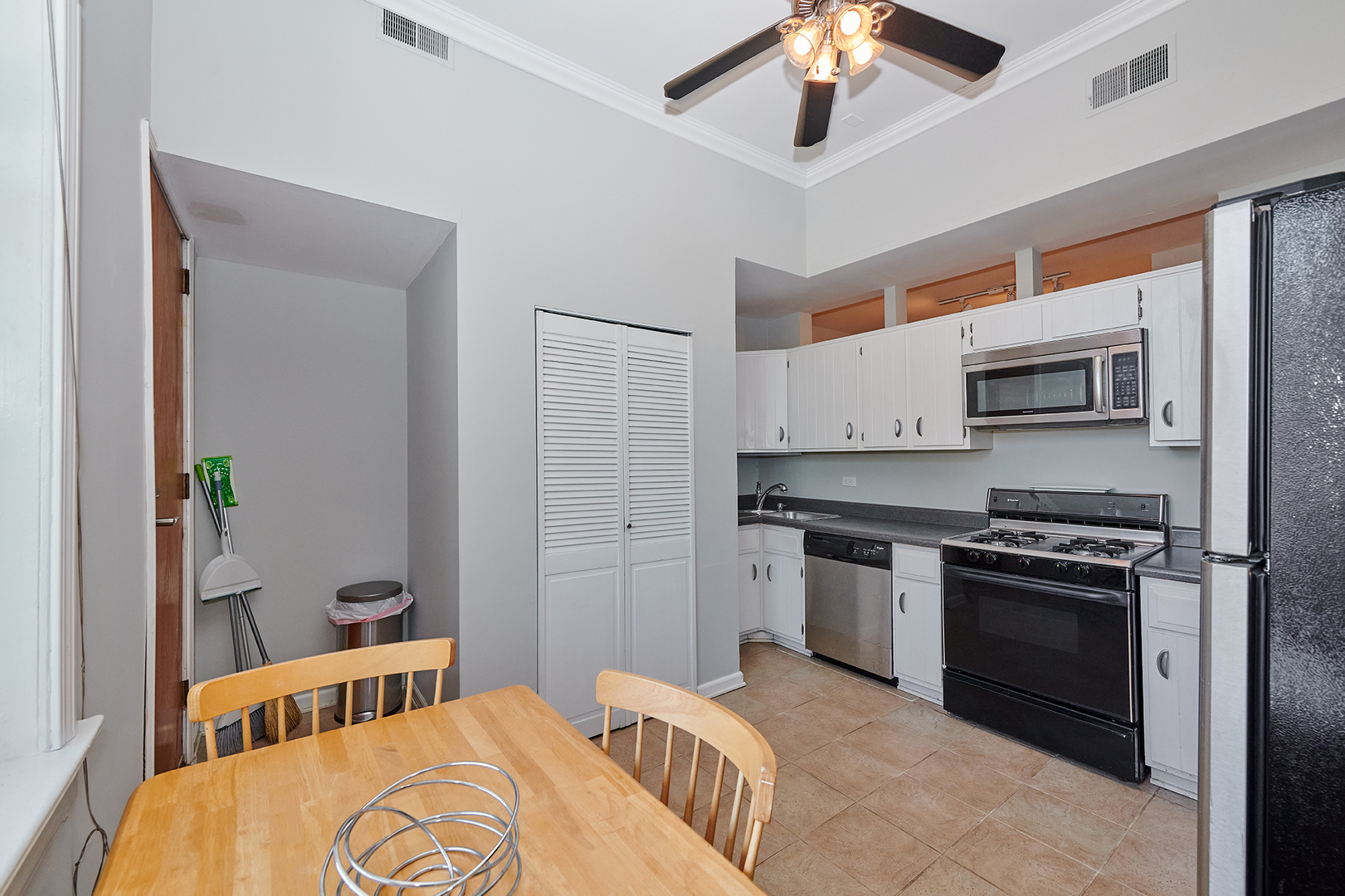 2033 North Racine Avenue, Unit 2D Chicago, IL 60614 - Photo 10 of 24