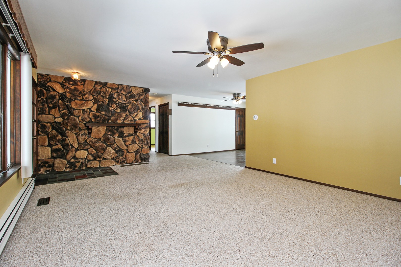 3122 River Road Kankakee, IL 60901 - Photo 3 of 15 a view of a garage with a window