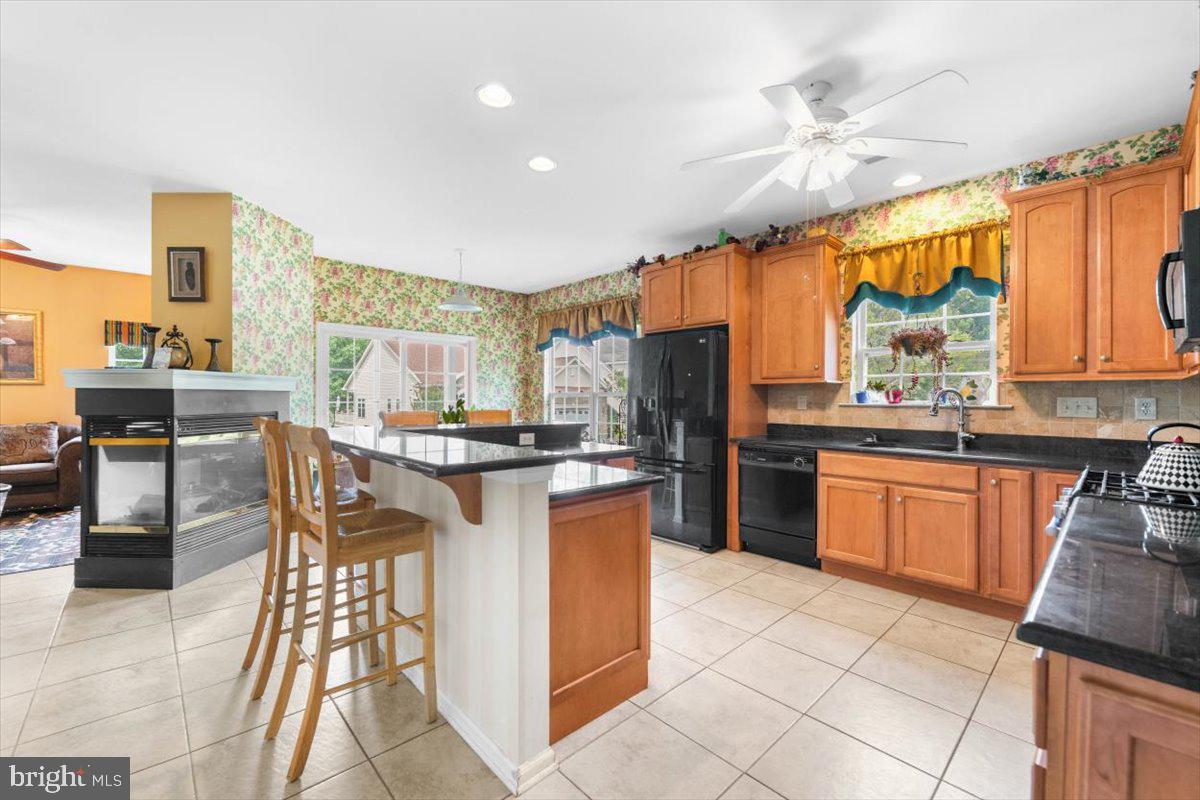 7 Kings Court Marcus Hook, PA 19061 - Photo 2 of 45