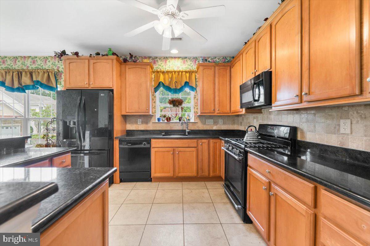 7 Kings Court Marcus Hook, PA 19061 - Photo 3 of 45