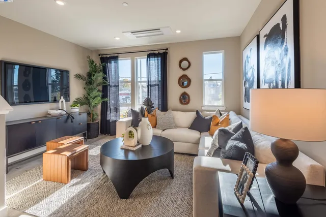 $1,067,783 | 2015 Stanford Street, Alameda, CA 94501