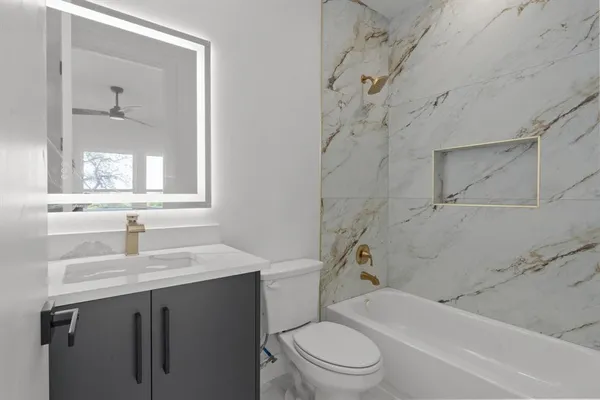 a view of a livingroom with a ceiling fan a ceiling fan and windows