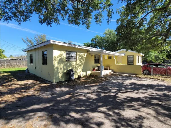 a view of a house with backyard