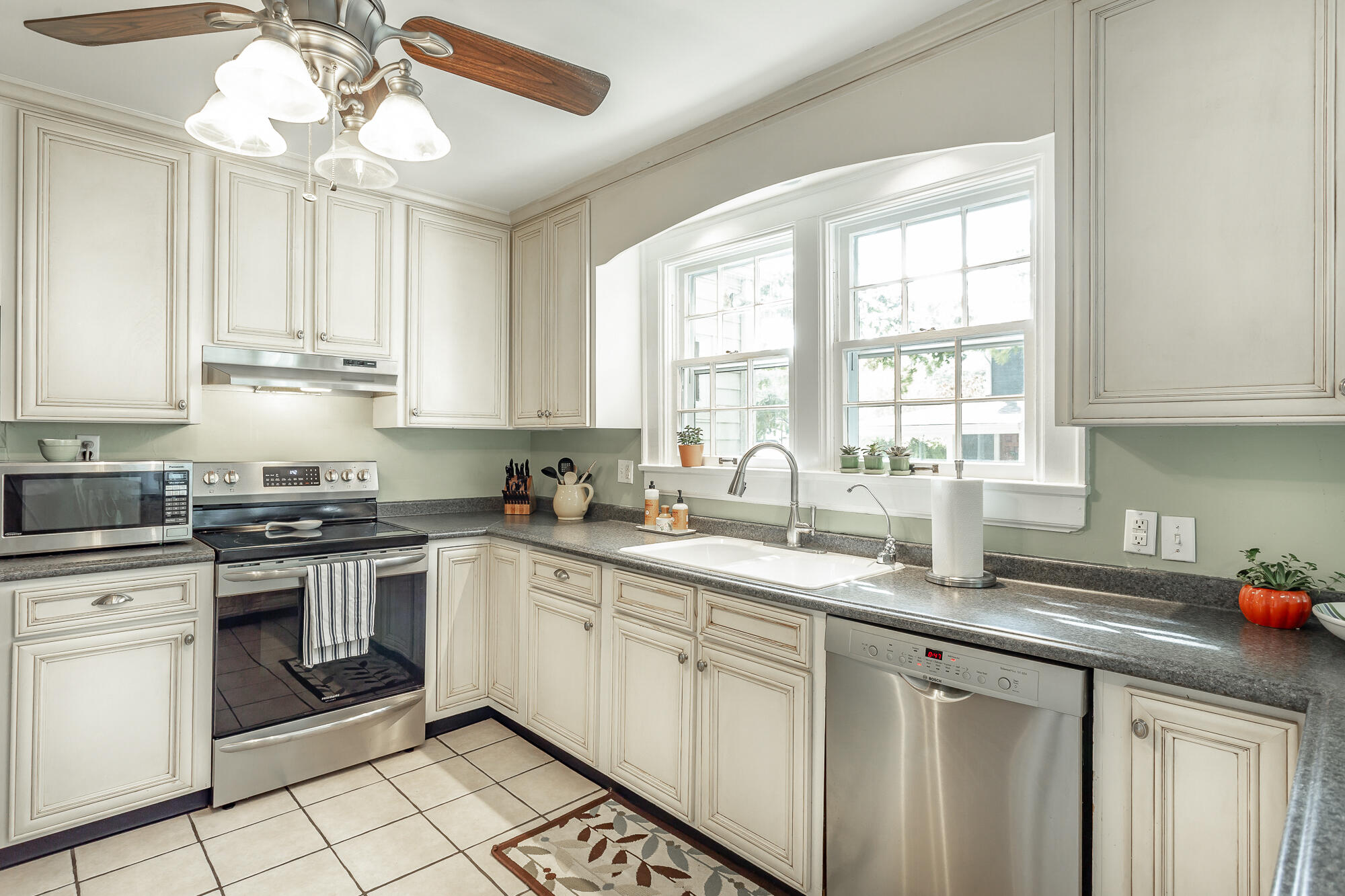 923 Signal Road Signal Mountain, TN 37377 - Photo 11 of 28 Newer electric range and refrigerator.