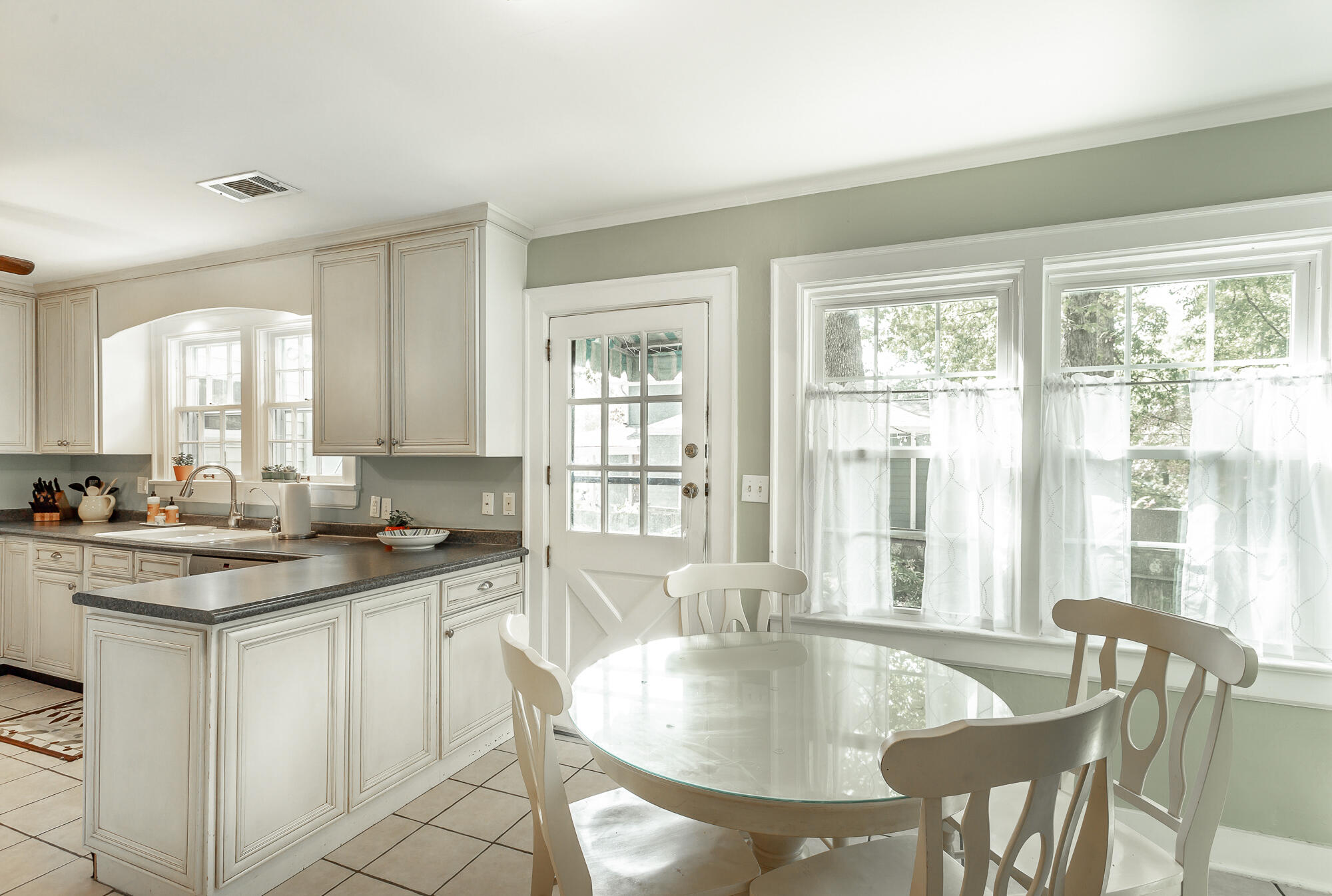 923 Signal Road Signal Mountain, TN 37377 - Photo 14 of 28 Eat in kitchen dining.