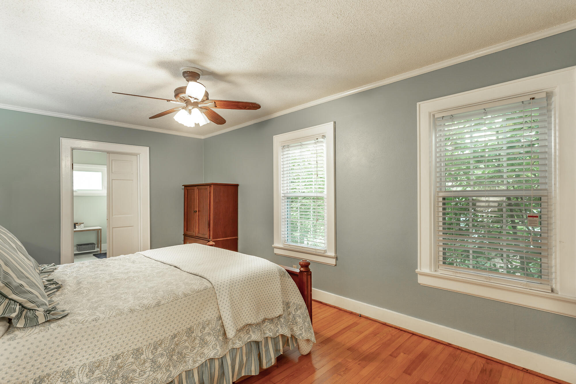 923 Signal Road Signal Mountain, TN 37377 - Photo 17 of 28 Master suite.