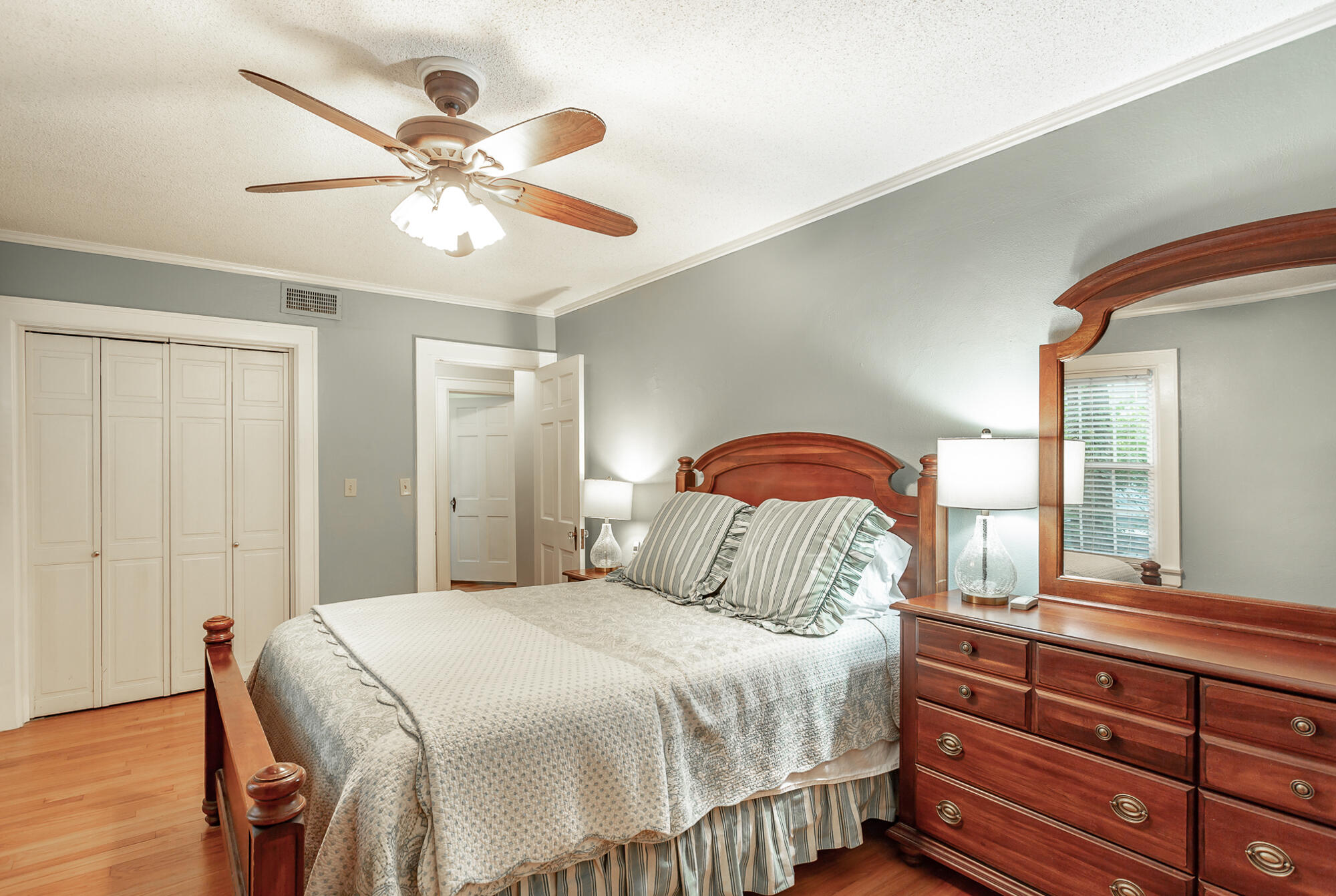 923 Signal Road Signal Mountain, TN 37377 - Photo 18 of 28 Generous space.