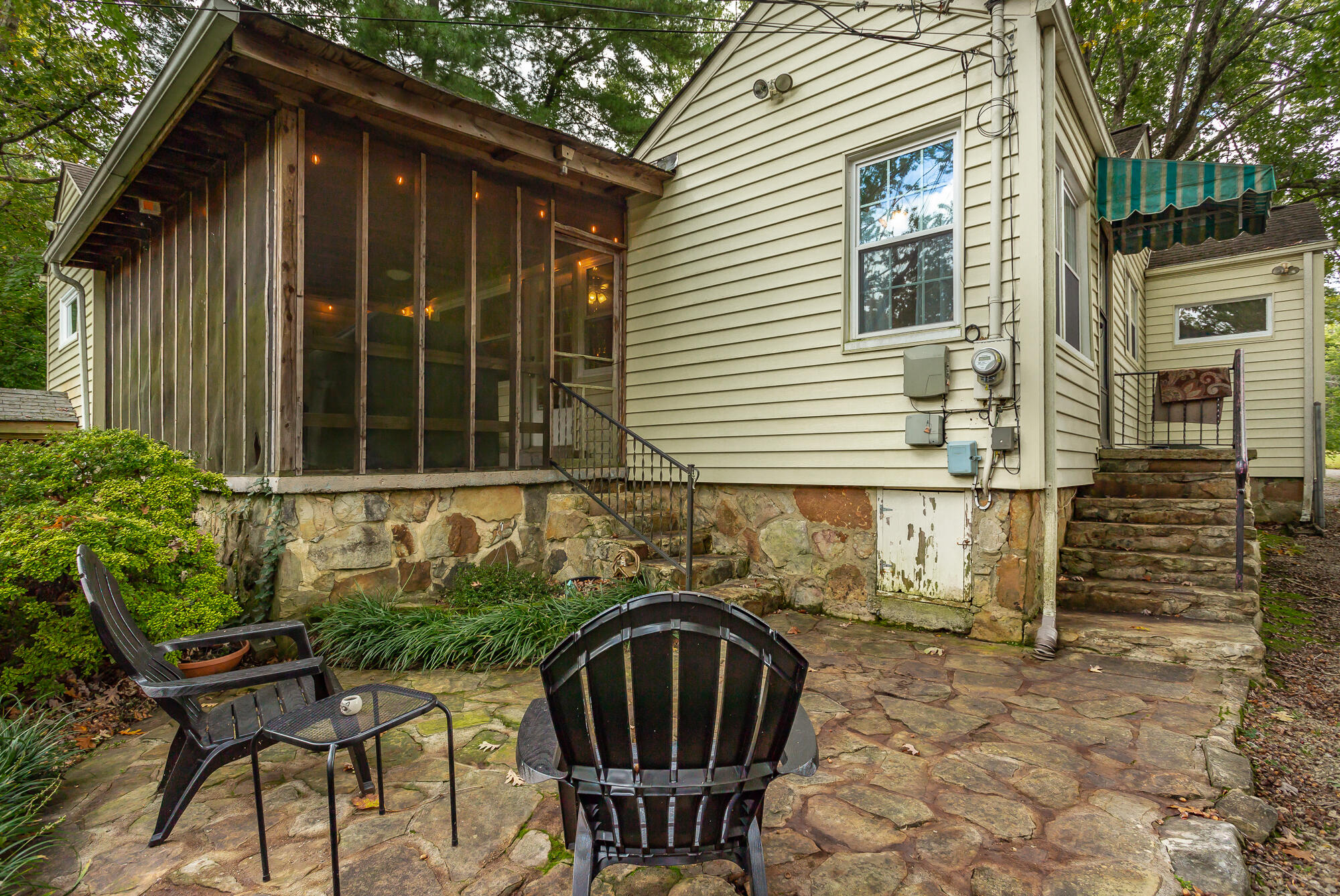 923 Signal Road Signal Mountain, TN 37377 - Photo 3 of 28 Relaxing outdoor seating area.